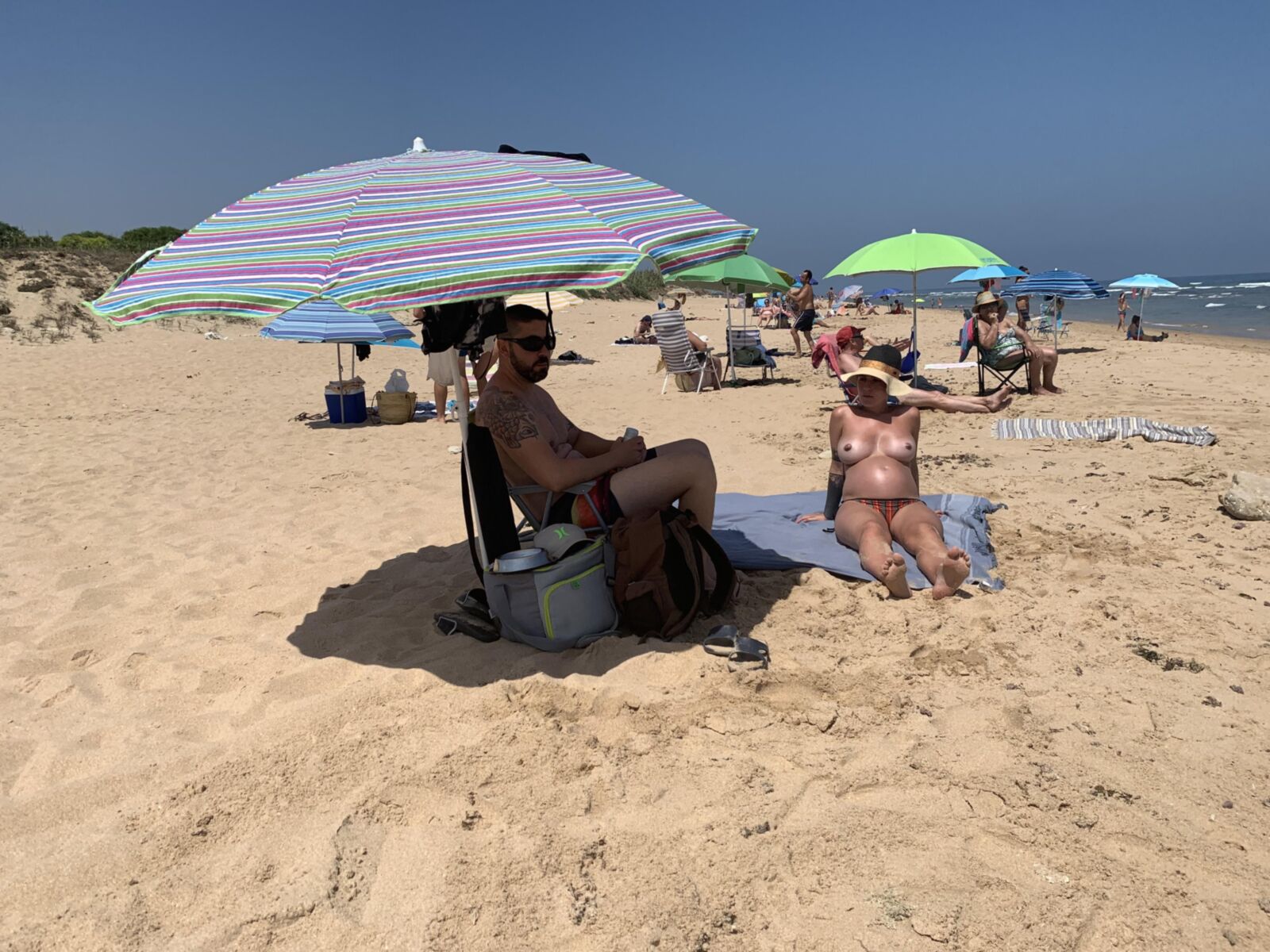 Dos mujeres embarazadas en la playa