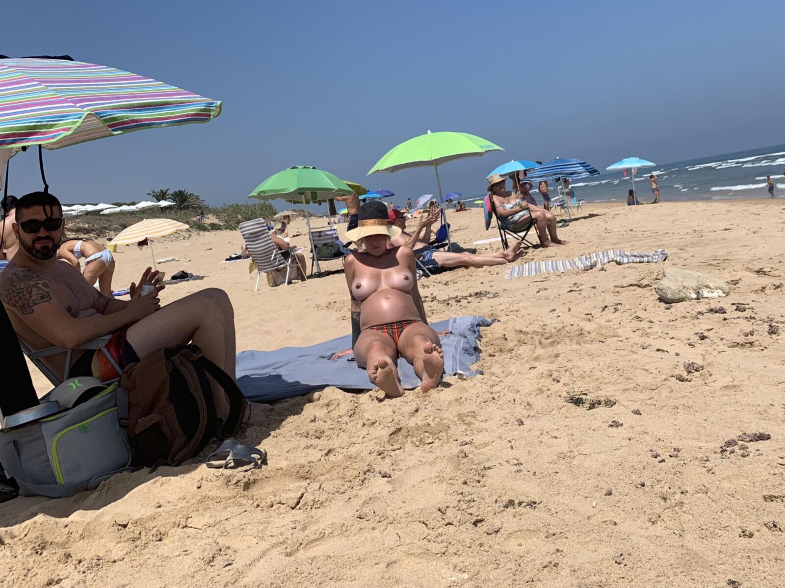 Dos mujeres embarazadas en la playa