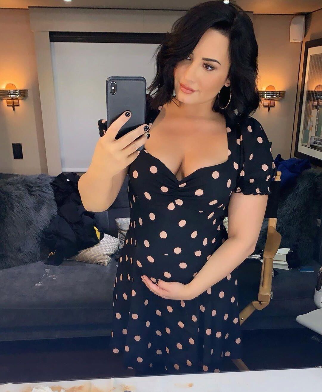 Mirror mirror on the wall, who's the sexiest preggo of them all?