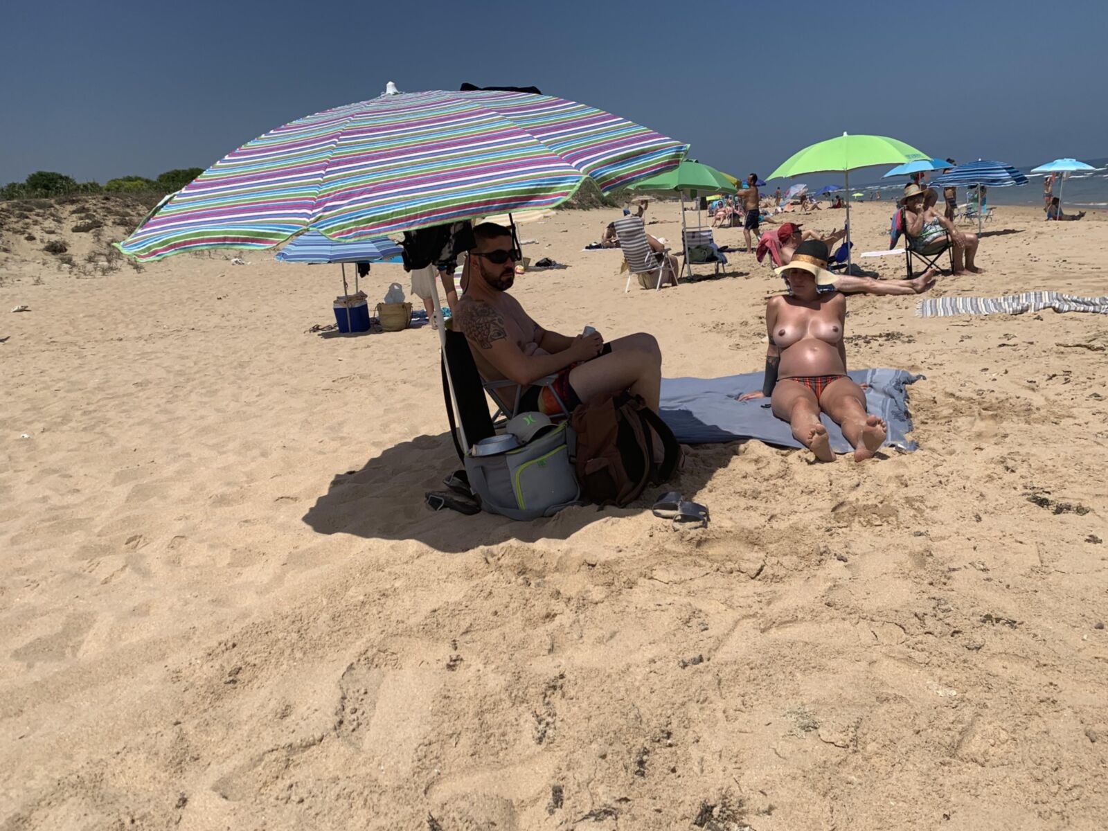 Dos mujeres embarazadas en la playa