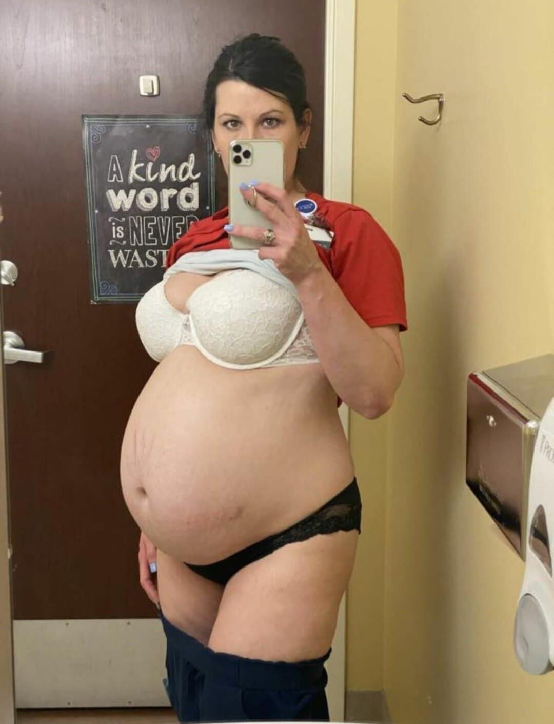 Mirror mirror on the wall, who's the sexiest preggo of them all?