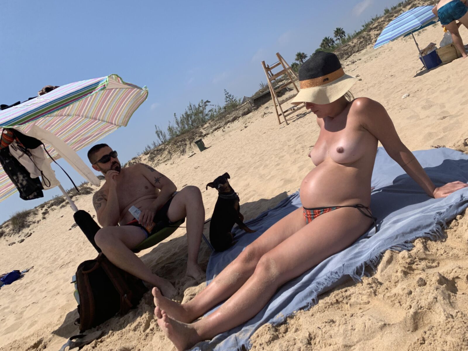 Dos mujeres embarazadas en la playa