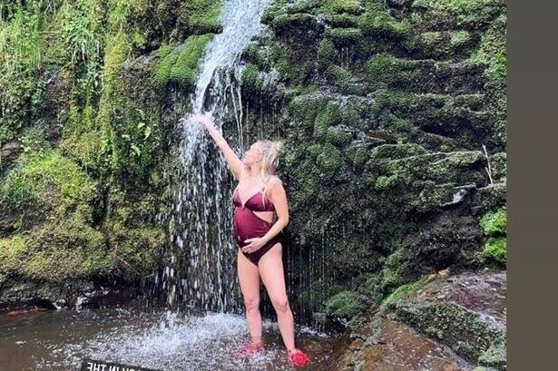 Jorgie Porter grávida em trajes de banho.