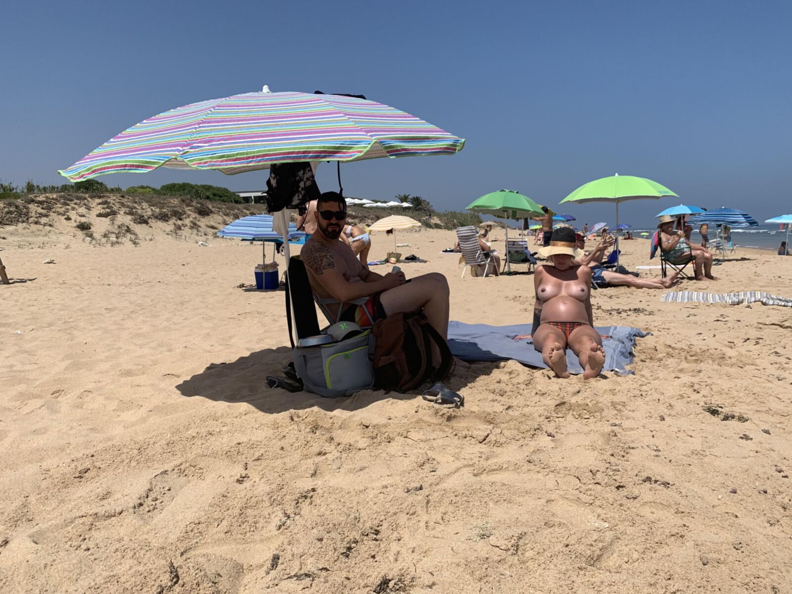 Dos mujeres embarazadas en la playa