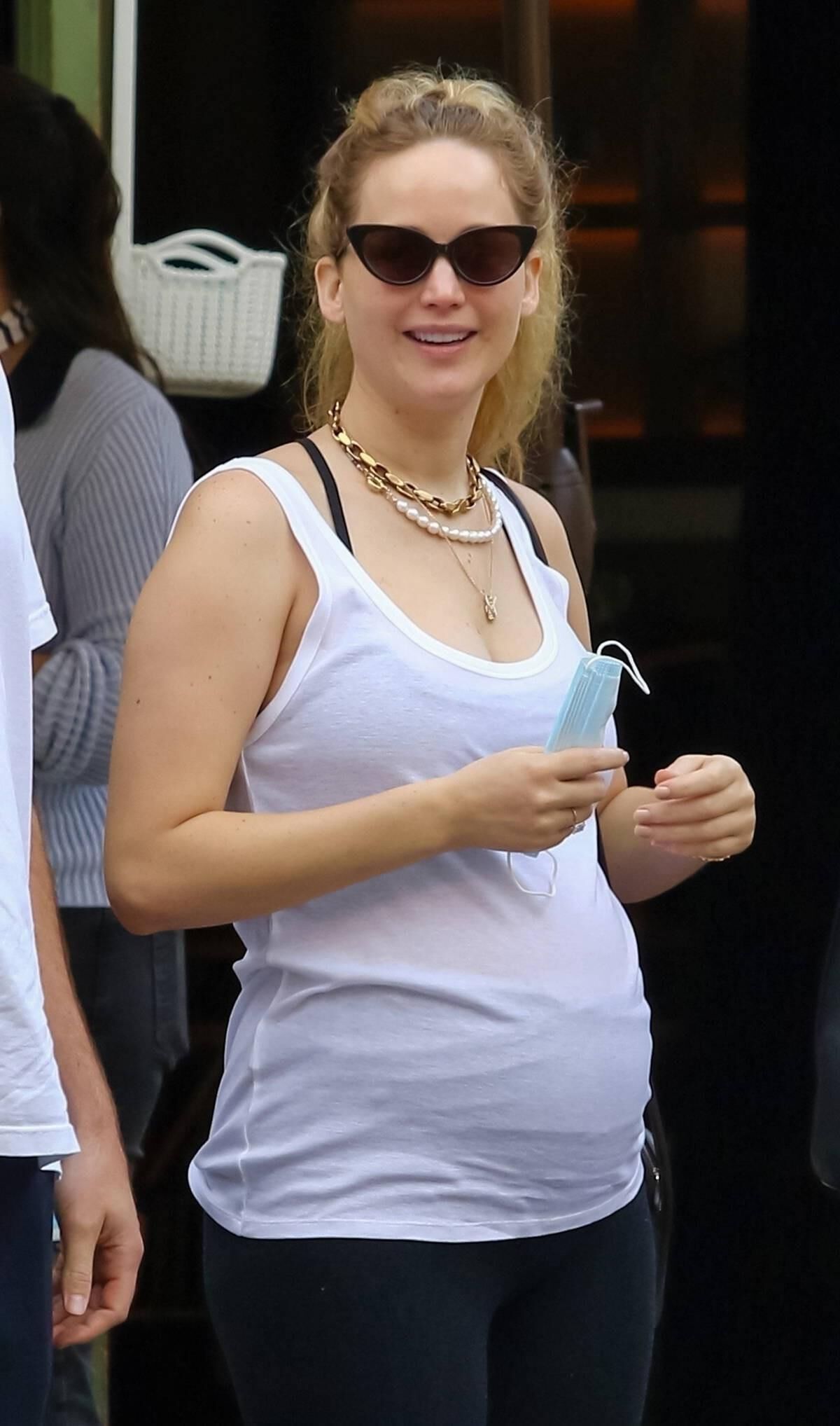 Jennifer Lawrence fat and fully pregnant 