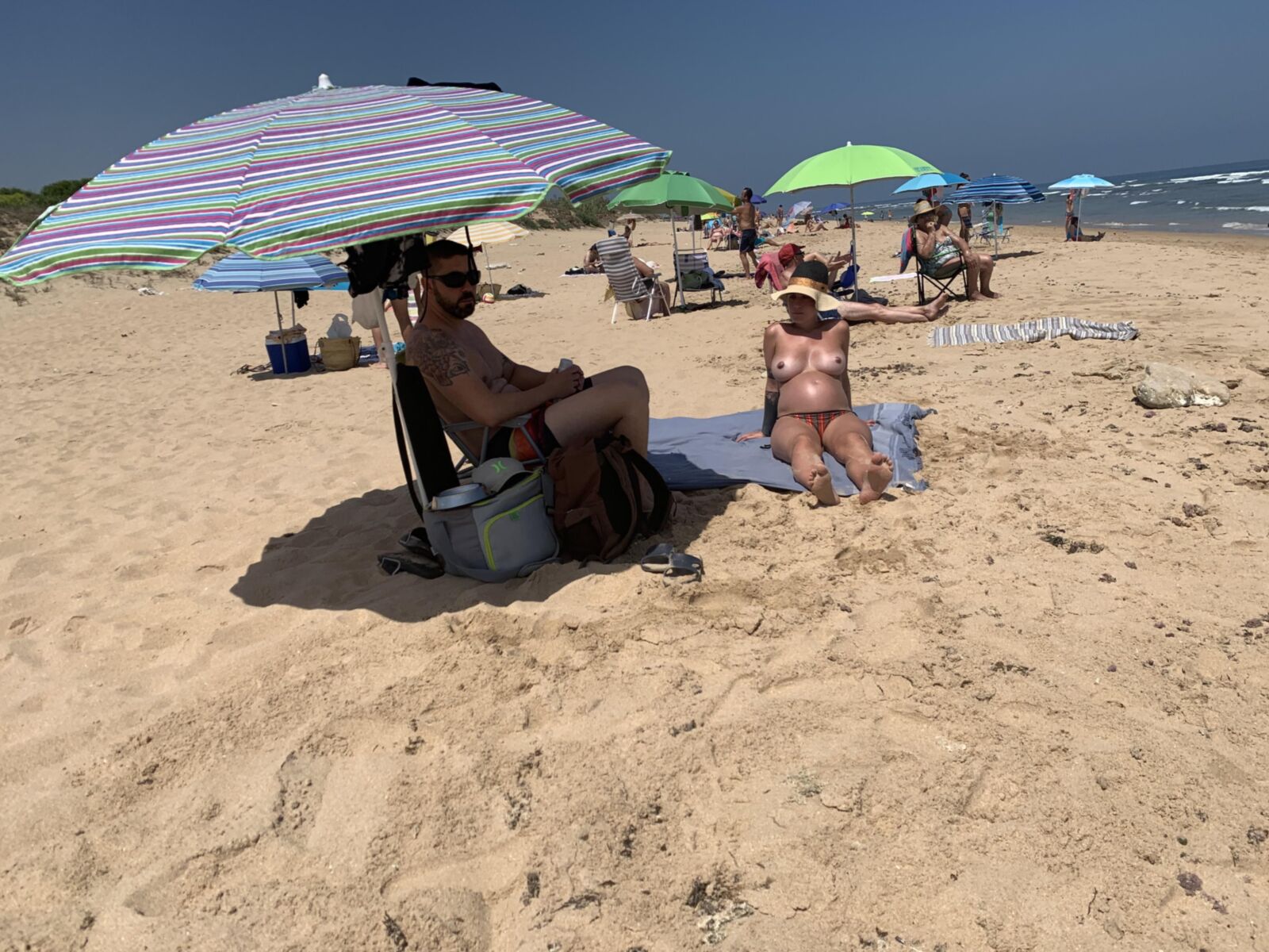 Dos mujeres embarazadas en la playa