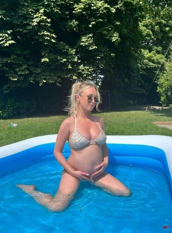 Jorgie Porter grávida em trajes de banho.