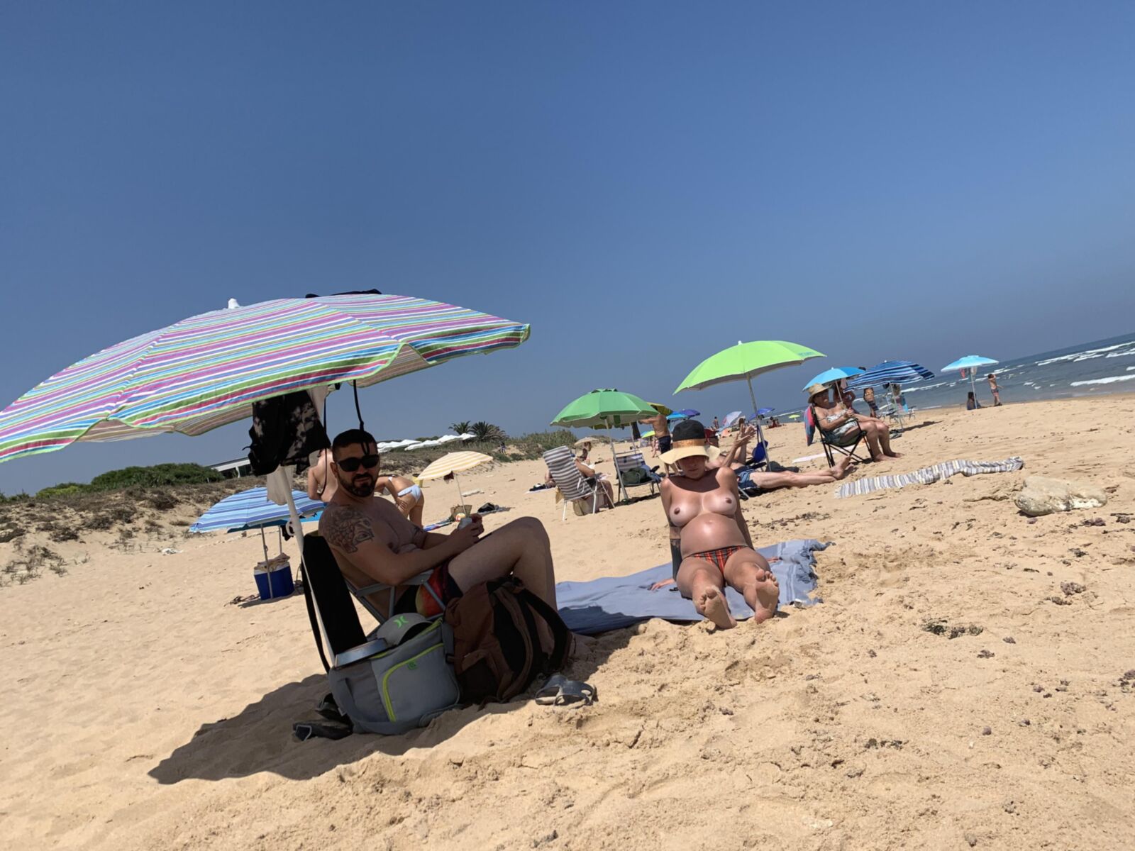 Dos mujeres embarazadas en la playa