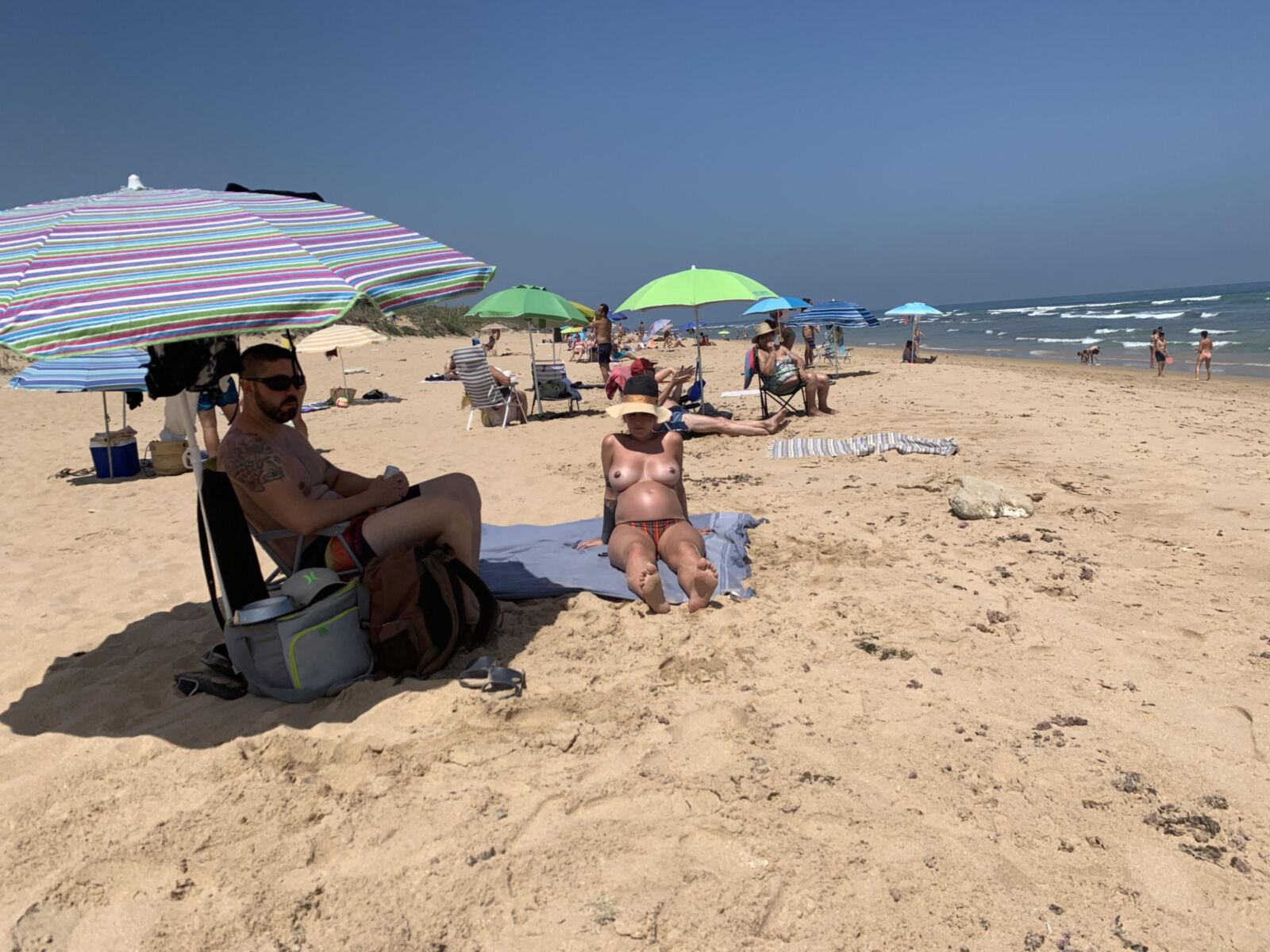 Dos mujeres embarazadas en la playa