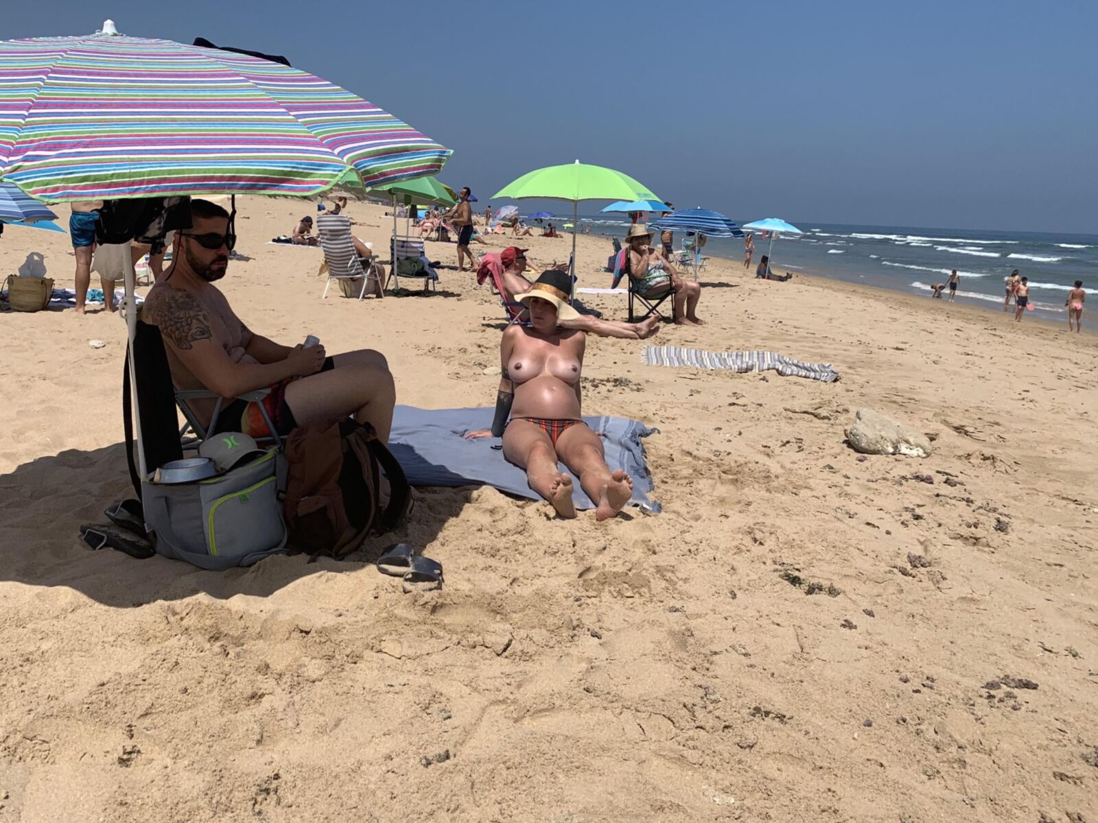 Dos mujeres embarazadas en la playa