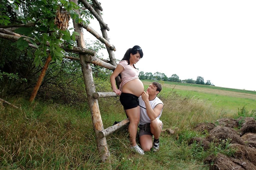 Amateur preggo in nature