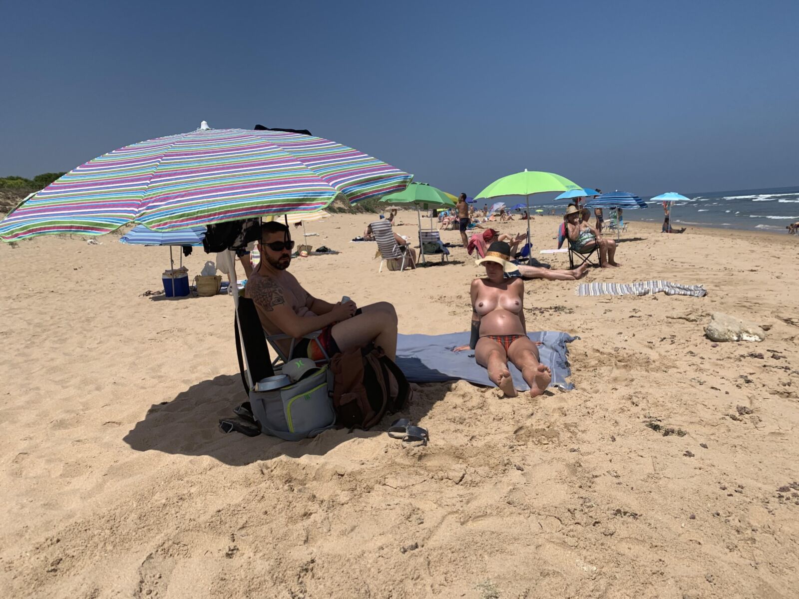 Dos mujeres embarazadas en la playa