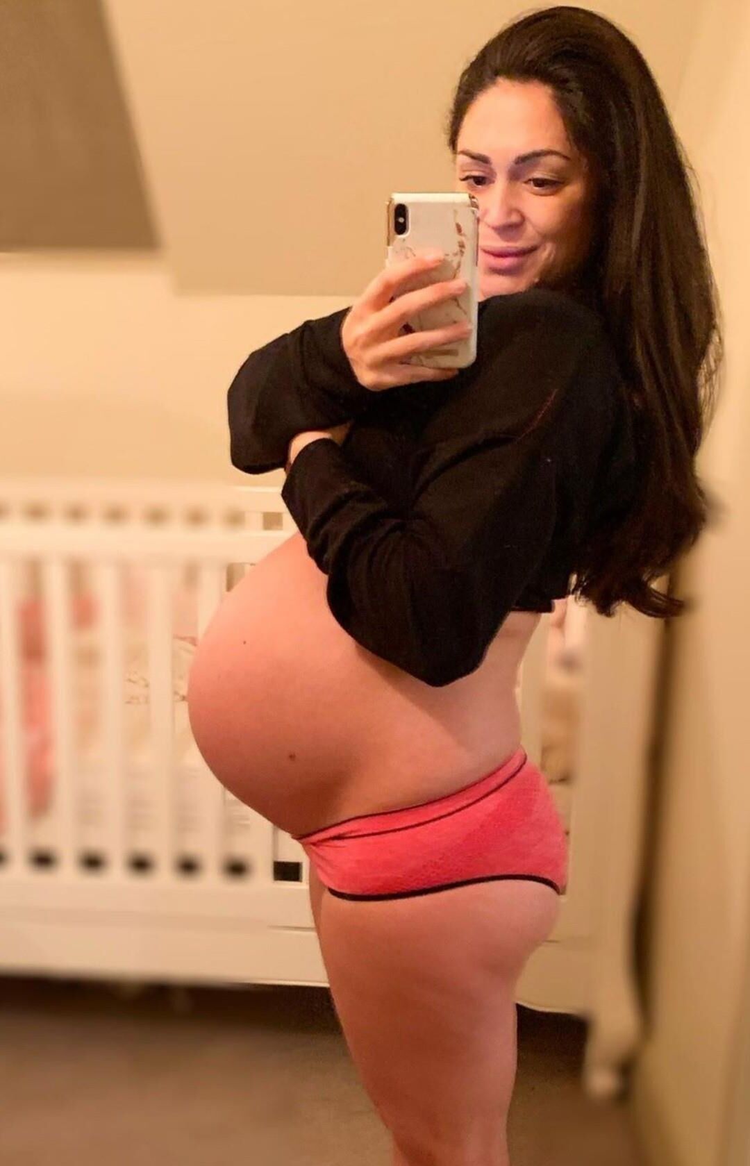 Mirror mirror on the wall, who's the sexiest preggo of them all?