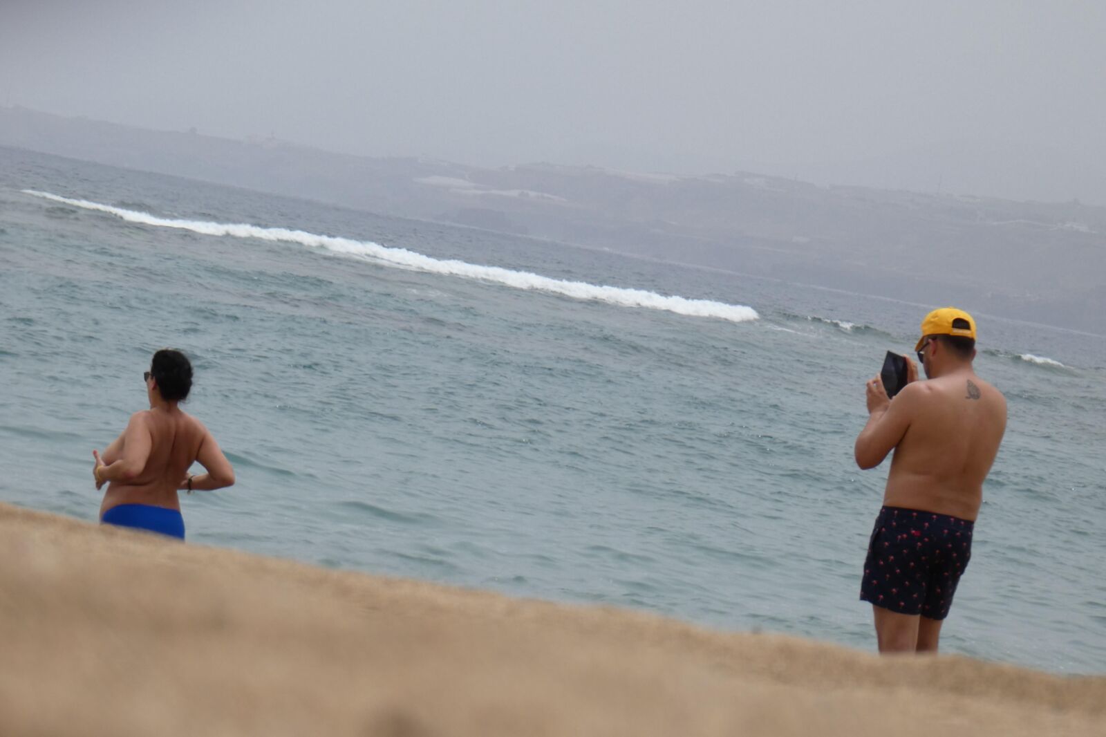 enceinte sur la plage des îles Canaries