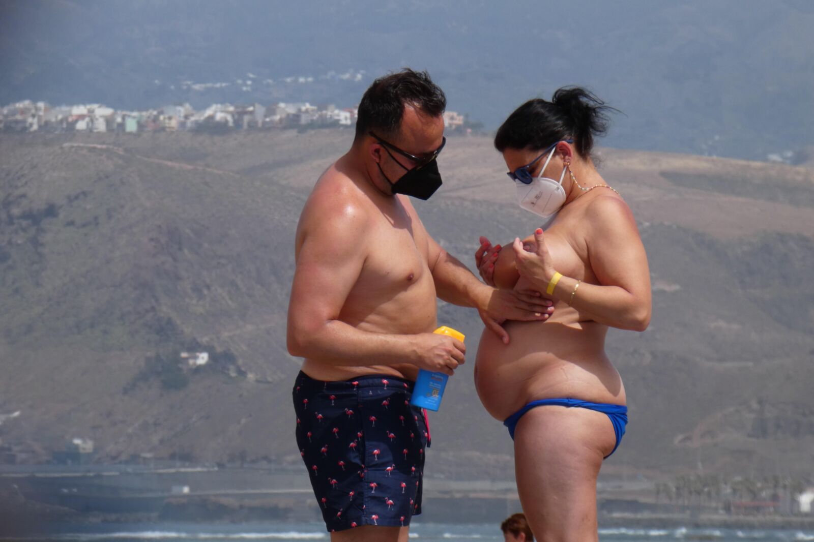 enceinte sur la plage des îles Canaries