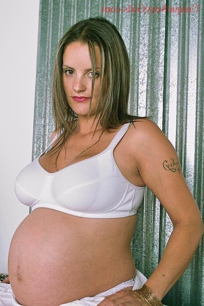 Preggo en vestido blanco