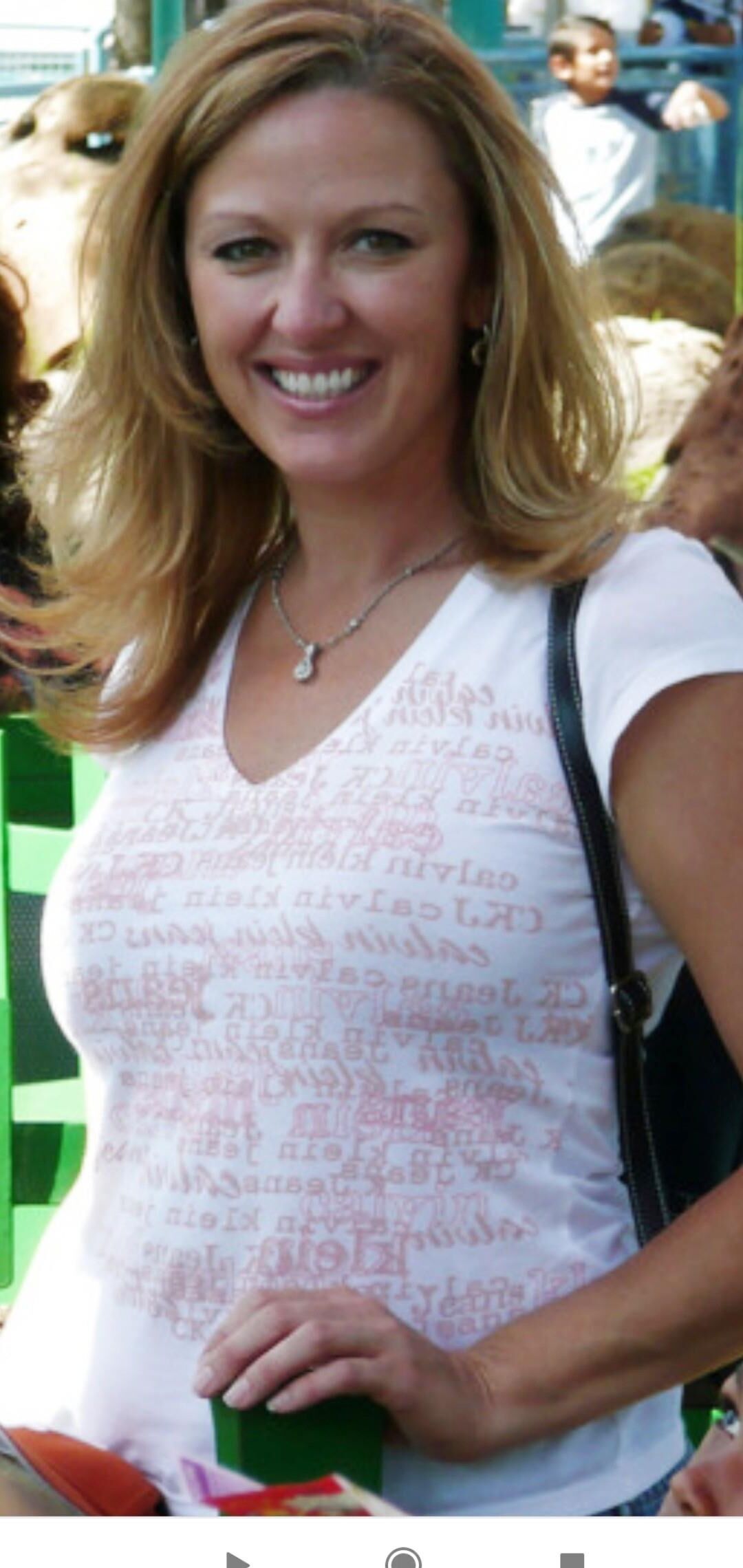 Rubia de sonrisa deslumbrante