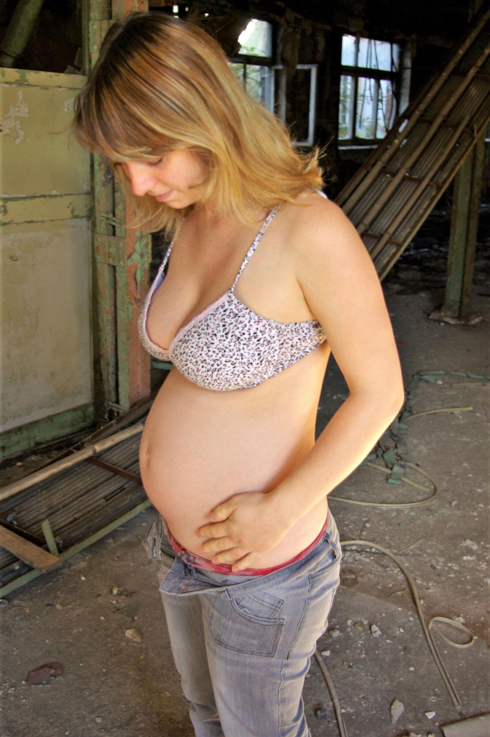 Bianca enceinte en usine