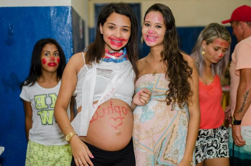 Pregnant Bruna - decorated baby bump