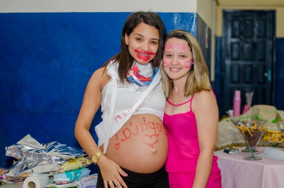 Pregnant Bruna - decorated baby bump