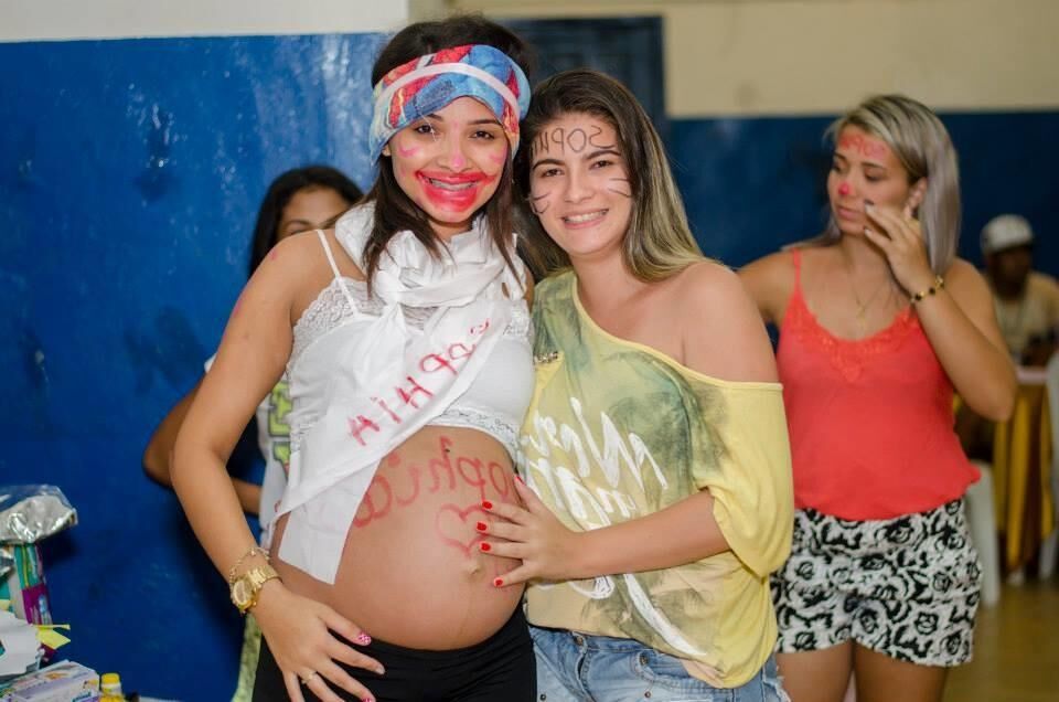 Pregnant Bruna - decorated baby bump