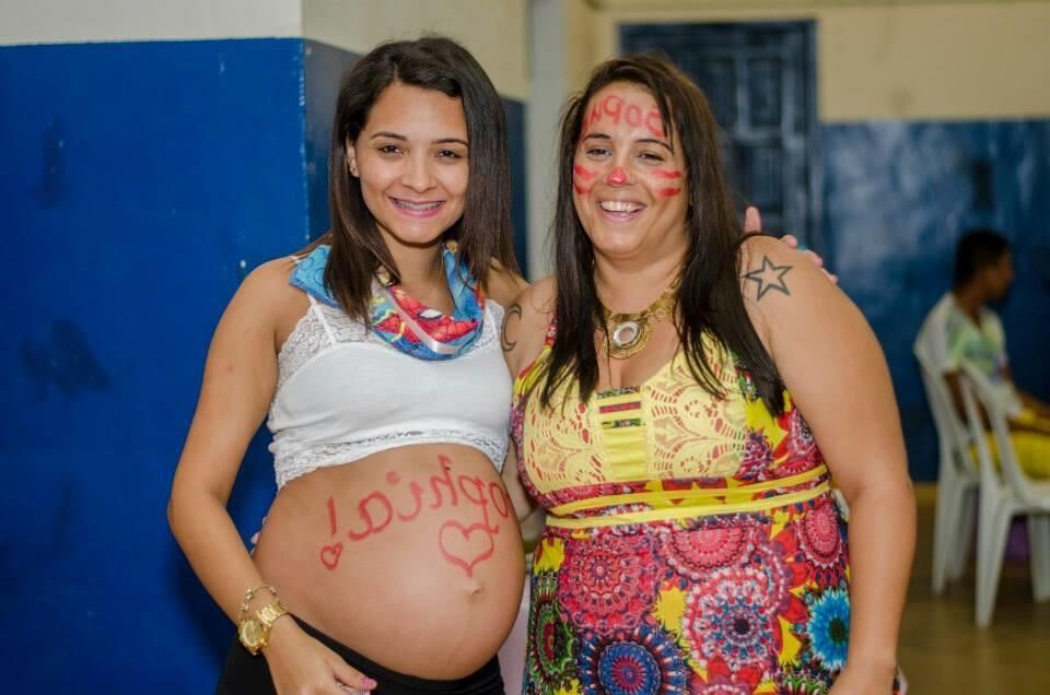 Pregnant Bruna - decorated baby bump