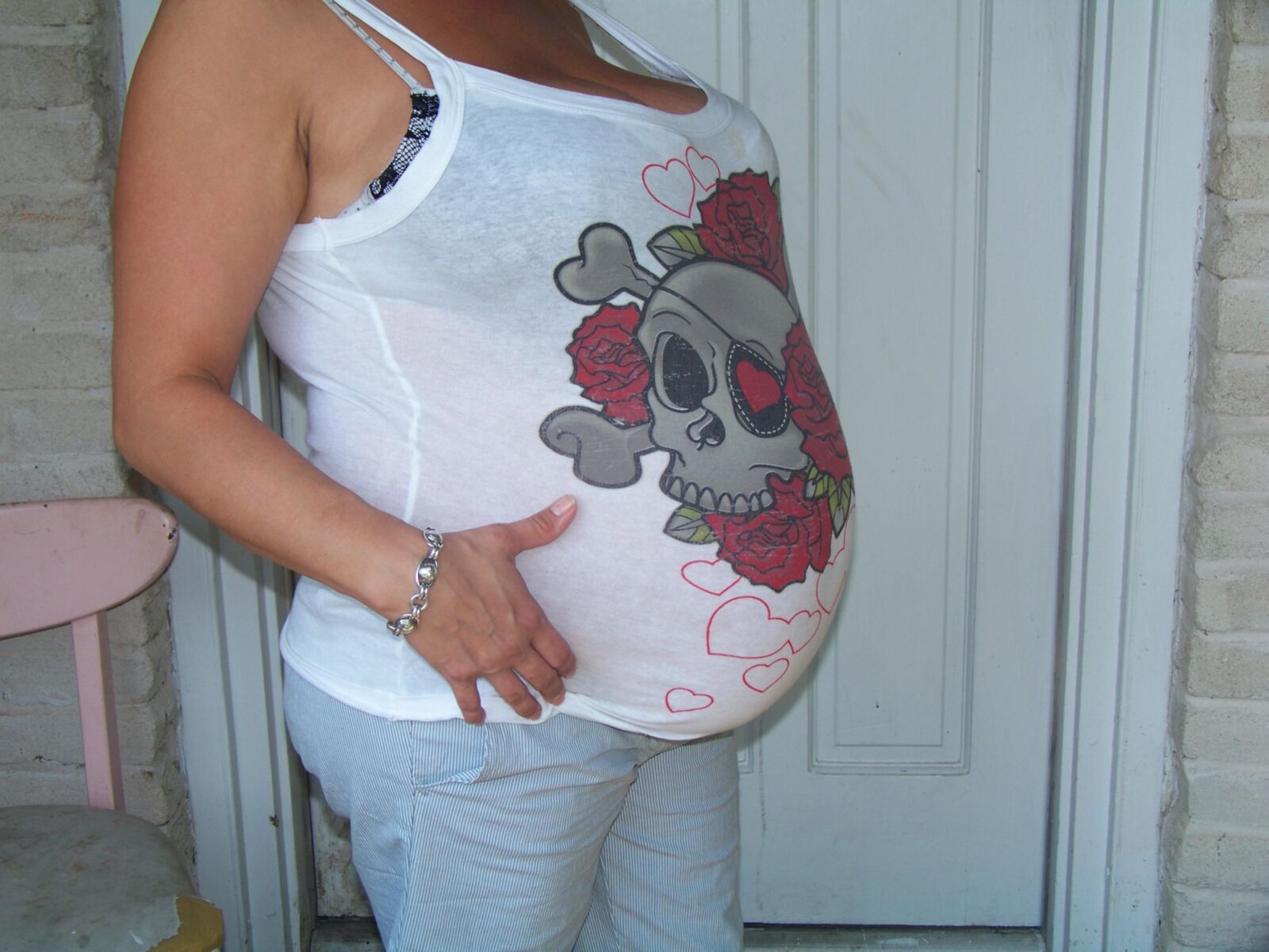 MILF preggo chaude avec gros ventre et cintres