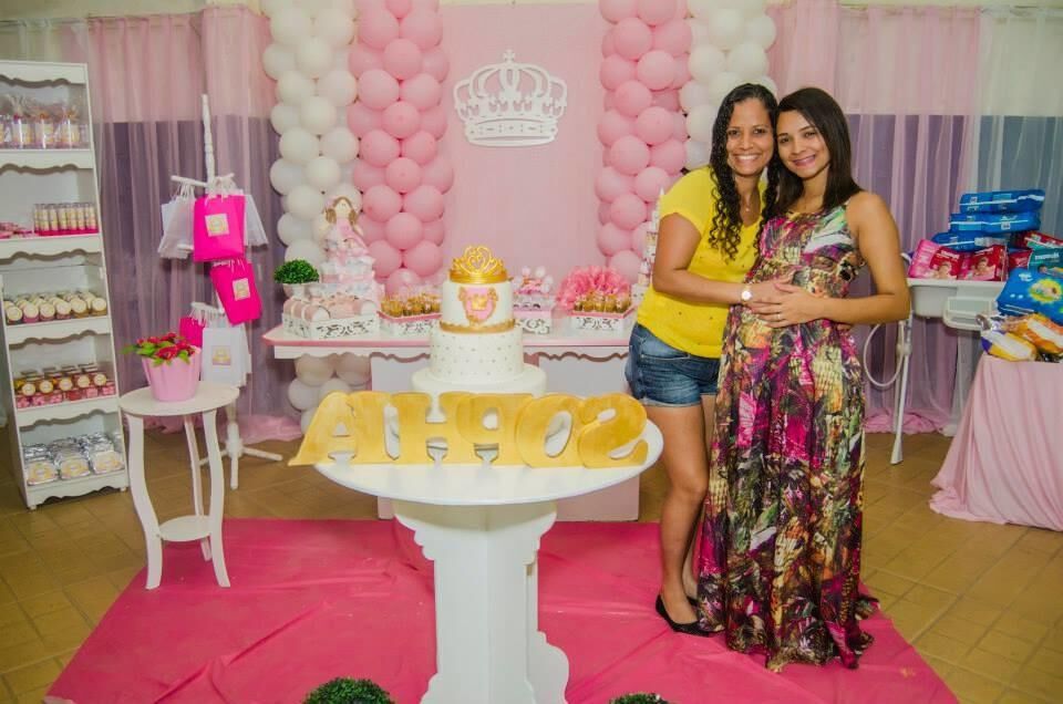 Pregnant Bruna - decorated baby bump