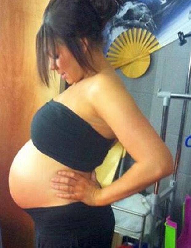 Posing sexy pregnant amateurs