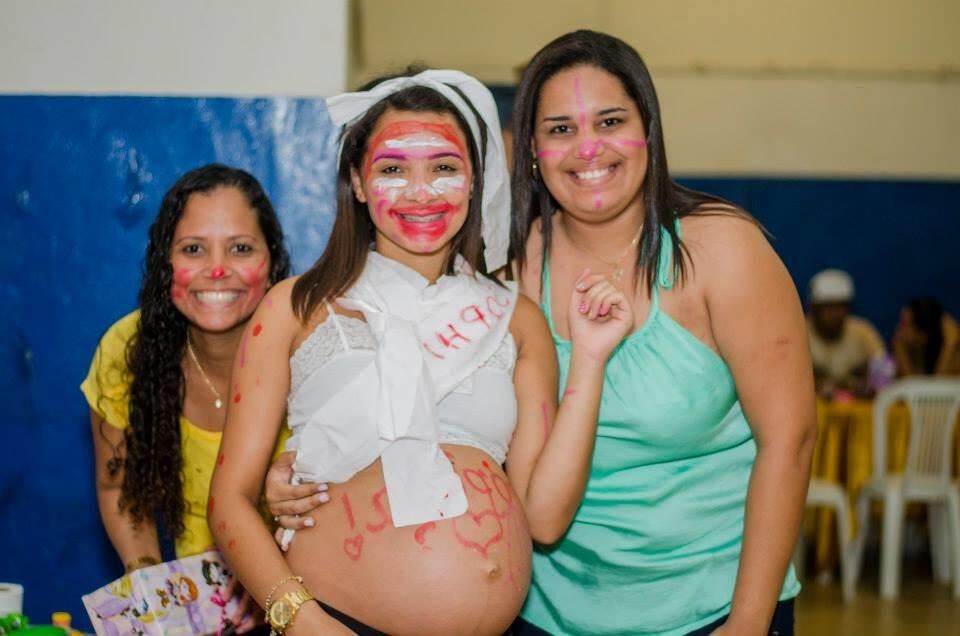 Pregnant Bruna - decorated baby bump