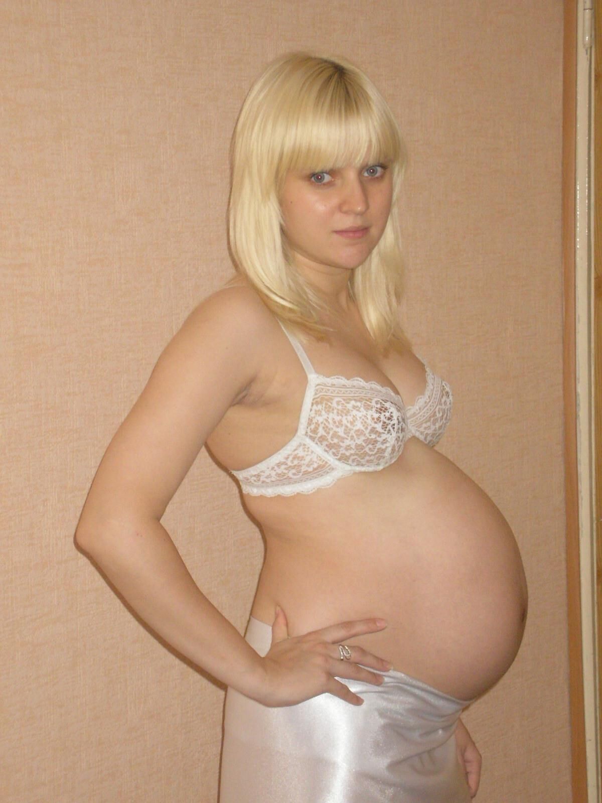 blonde pregnant teen shows her nice body