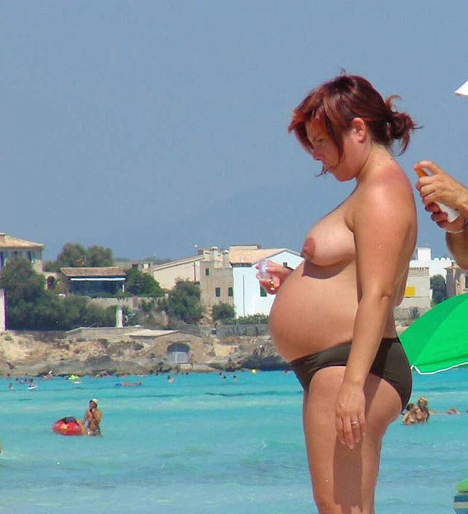 Embarazada en la playa en topless