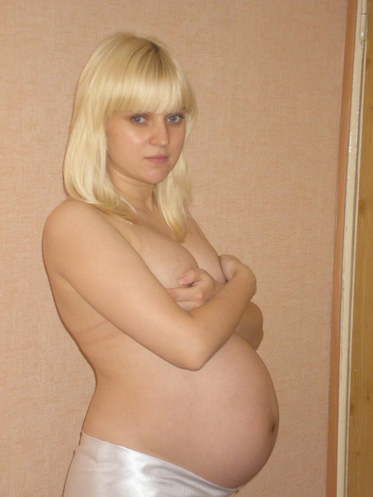 blonde pregnant teen shows her nice body