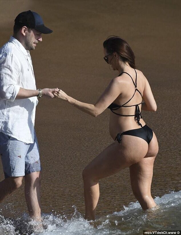 Jennifer Metcalfe embarazada en bikini tanga.