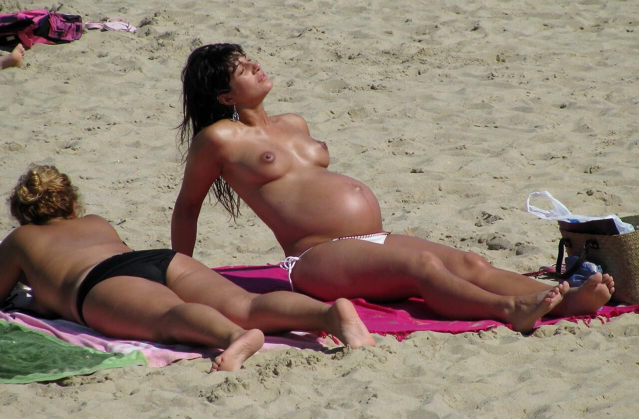 Embarazada en la playa en topless