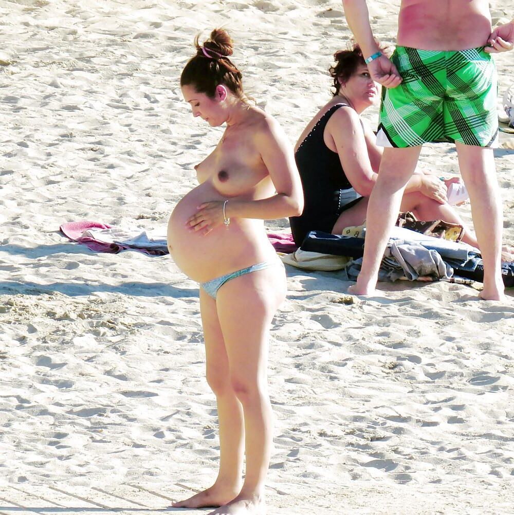 Embarazada en la playa en topless