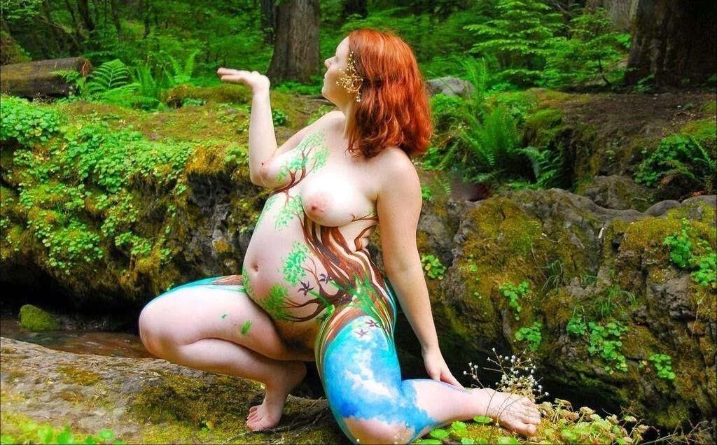 BodyPainting Pelirroja Preggo Gordita