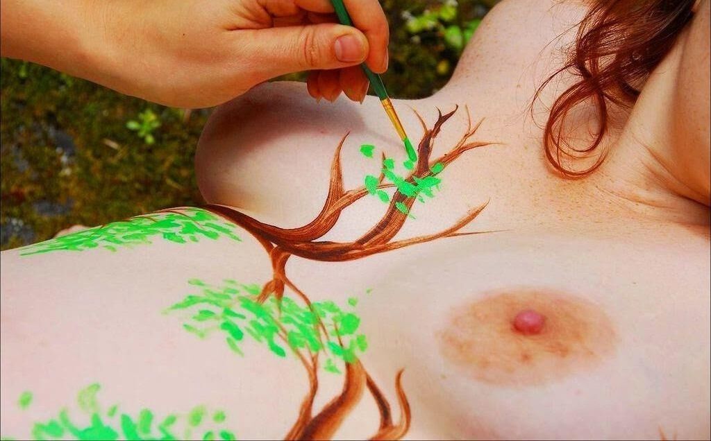 BodyPainting Pelirroja Preggo Gordita