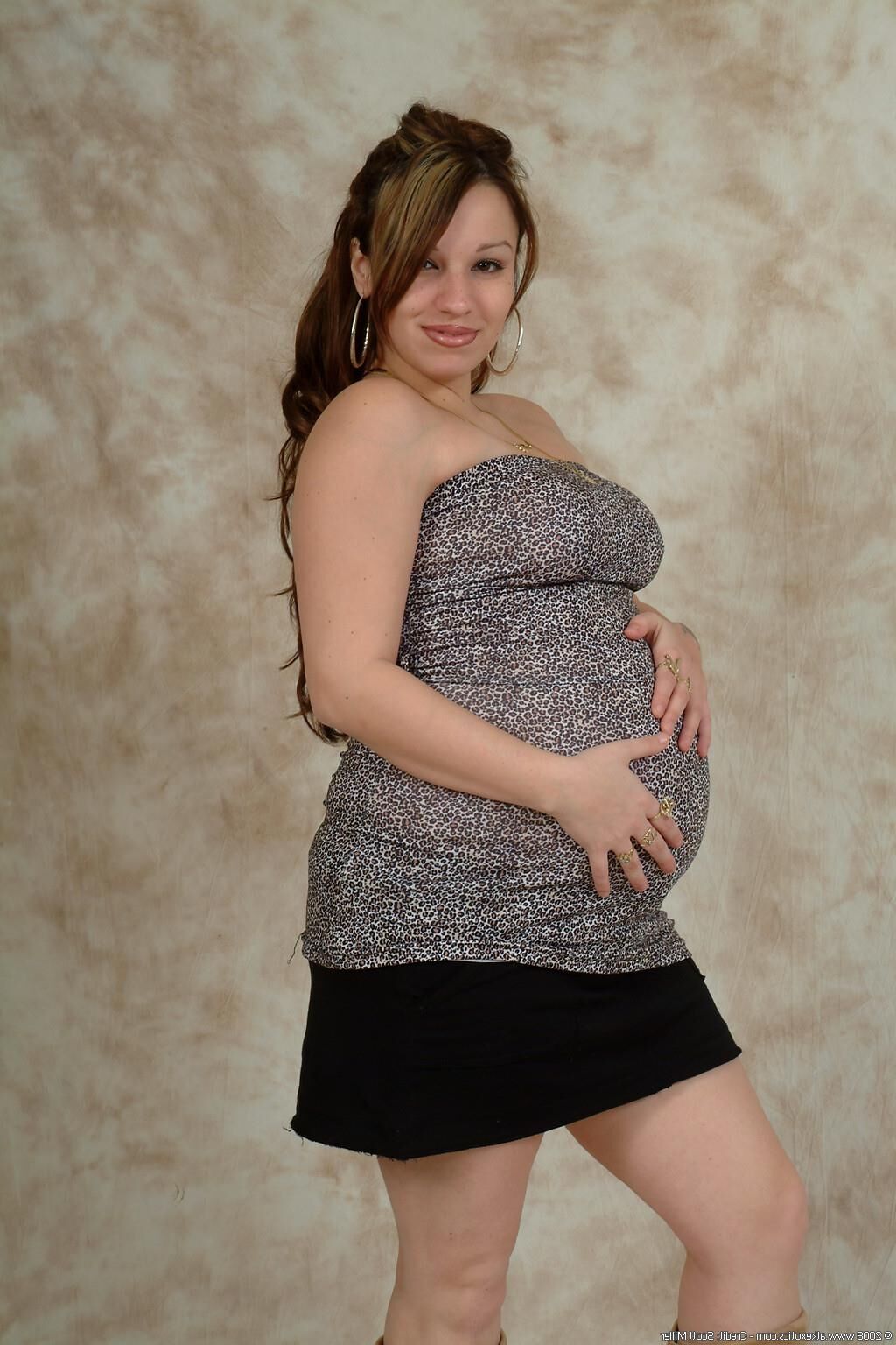 Amy Pregnant (159368)