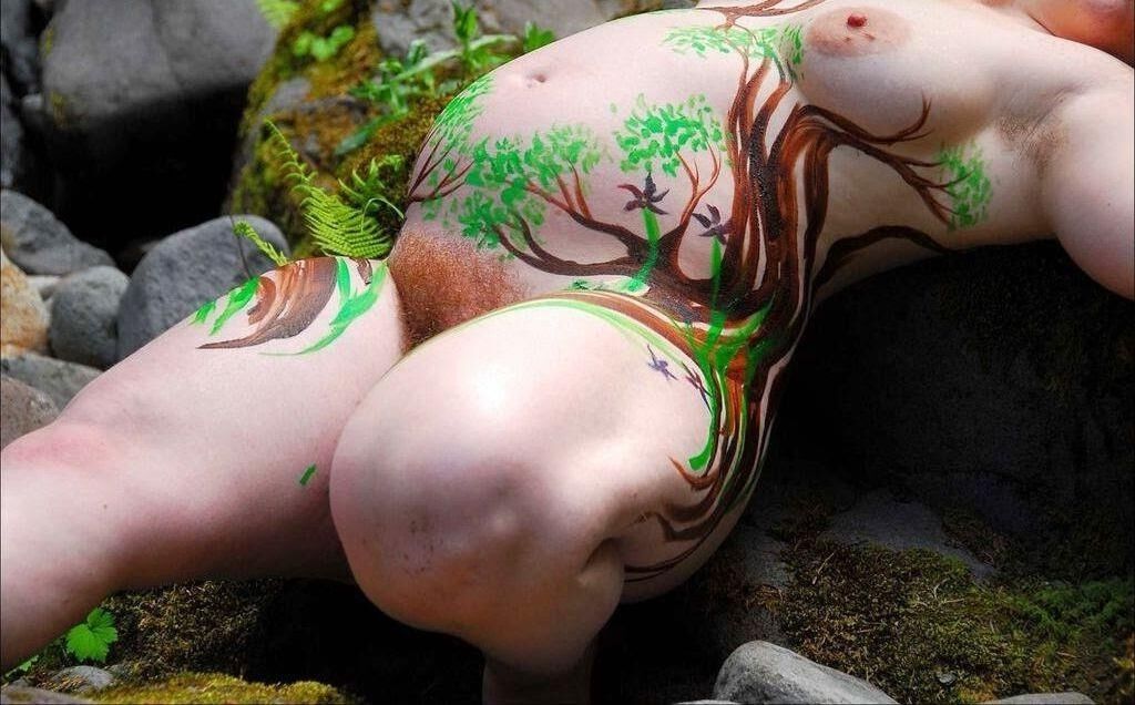 BodyPainting Pelirroja Preggo Gordita