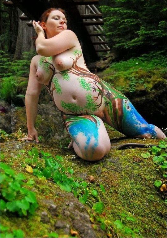 BodyPainting Pelirroja Preggo Gordita