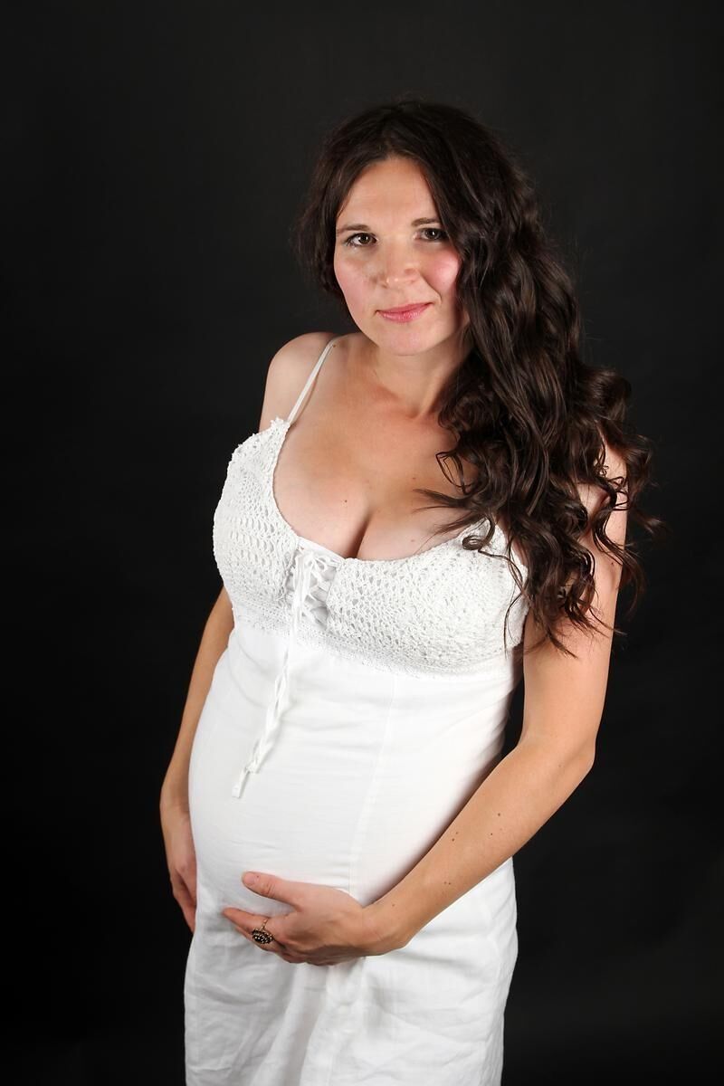 blond and brunette pregnant