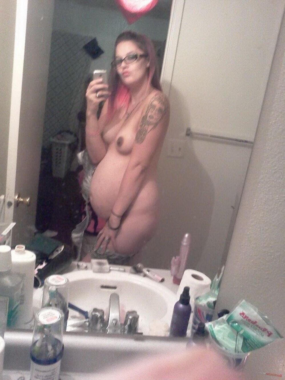 selfshots of pregnant ladies and teens