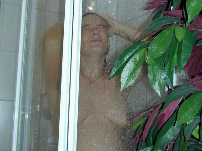 Brunette enceinte avec chatte poilue et aisselles sous la douche