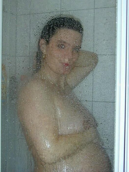 Brunette enceinte avec chatte poilue et aisselles sous la douche