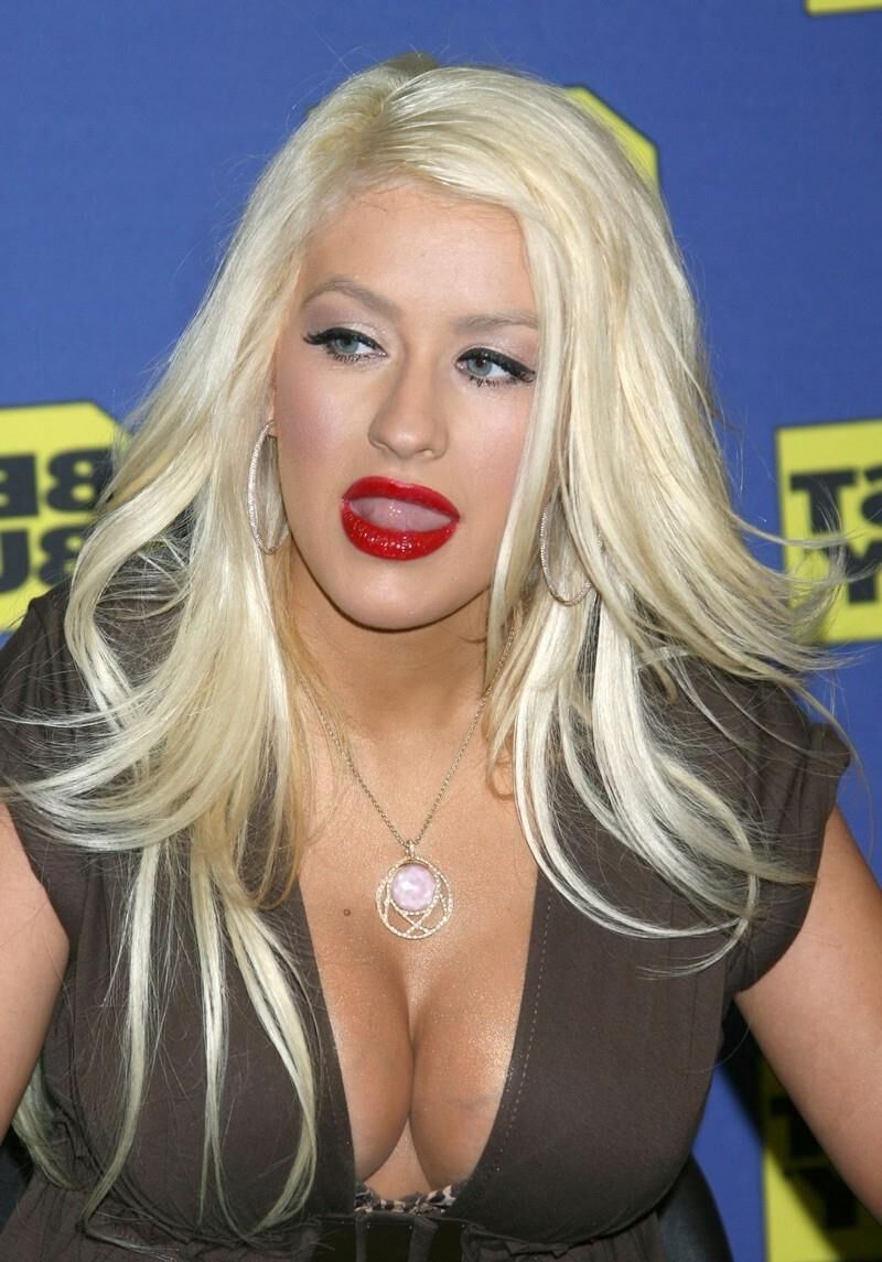 Christina Aguilera, blonde sexy et cul baisable.