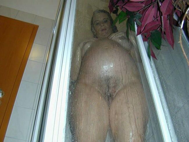 Brunette enceinte avec chatte poilue et aisselles sous la douche