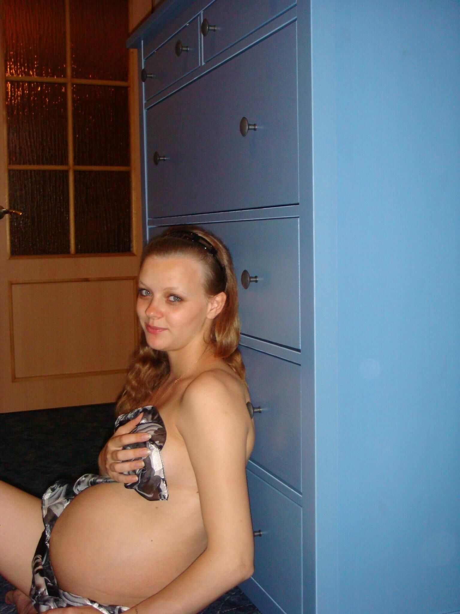 Pregnant babe posing with her nice belly