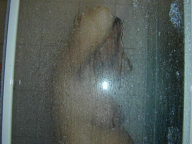 Brunette enceinte avec chatte poilue et aisselles sous la douche