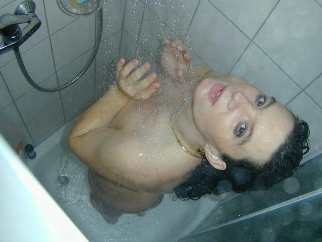 Brunette enceinte avec chatte poilue et aisselles sous la douche